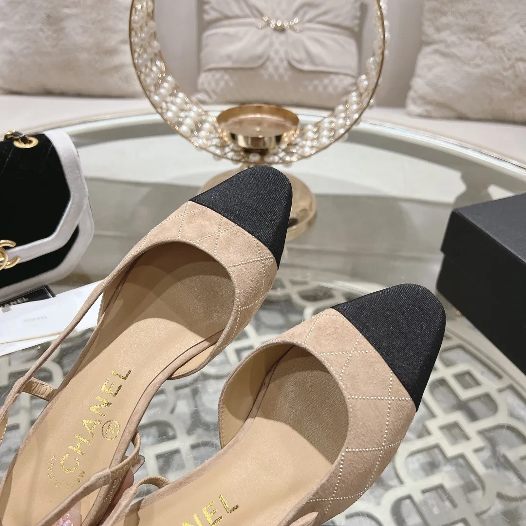 👟👟Ex-factory price 540👟👟 CHANEL Xiangjia 25vs spring and summer new fashion sandals series... Chanel is a very comprehensive noble fashion lifestyle brand. The same models are sold by major fashion bloggers and celebrities in Hong Kong, the United States, and other countries. They are simply beautiful. I fall in love with elegance and the playful sense of the future. I want to own them right away just by looking at them. But you can really think about a pair of exquisite high heels. This series is specially designed for extraordinary and indifferent ladies to create a unique overall effect. CHANEL designs products that inspire women to move forward and highlight their charm... 1️⃣Material: original customized high mercerized sheepskin 2️⃣Inner lining: original customized imported sheepskin 3️⃣Feet: original customized imported sheepskin 4️⃣Outsole: genuine leather sole imported from Italy 5️⃣Heel height: 2.5cm/6.5cm/9cm 6️⃣Number: 34-43 (34.40.41.42.43 customized is not returnable) 7️⃣Packaging: The latest and exquisite full set of packaging at the counter